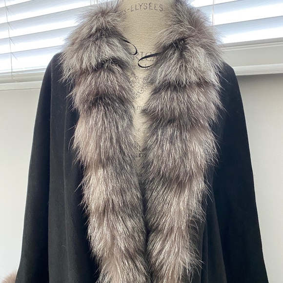 VOLARE New York Cashmere Black Shall with Fox Fur Trim - Picture 2 of 12